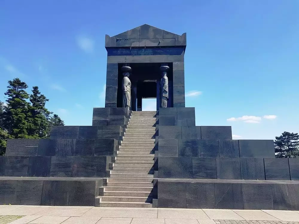 Monument to the Unknown Hero